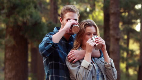 pareja disfrutando de bebidas calientes juntos