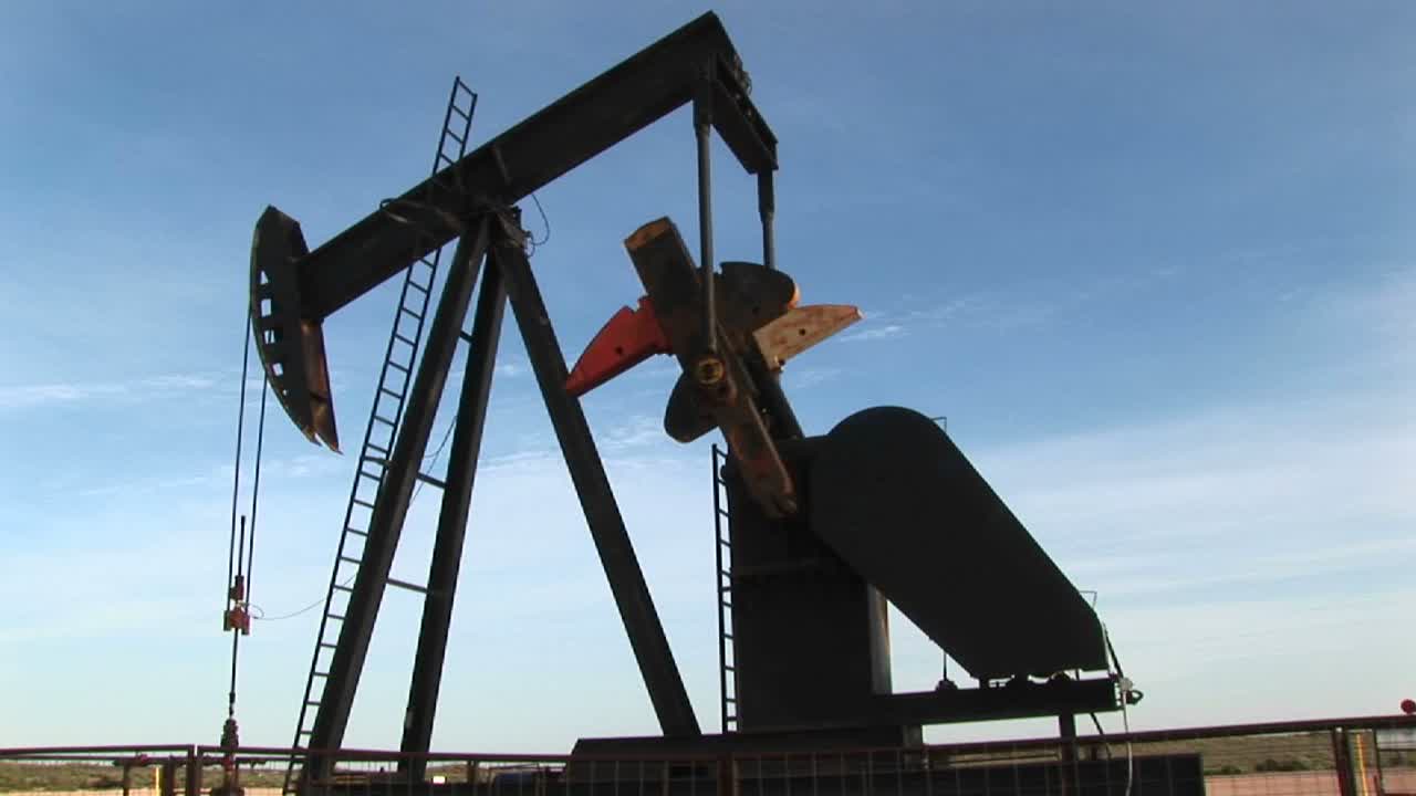 뉴멕시코 사막 1에서 회전하는 오일 펌프의 중간 샷