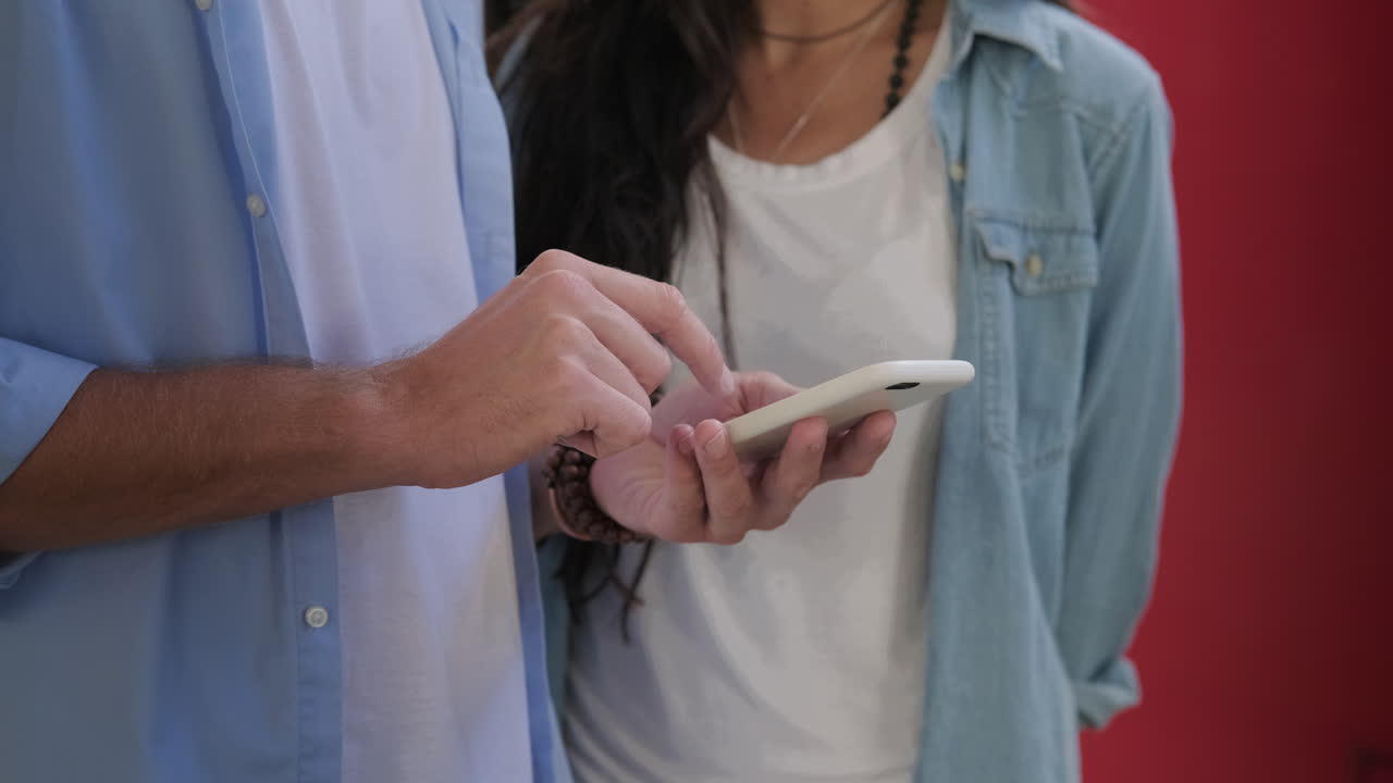 pareja que utiliza un teléfono inteligente