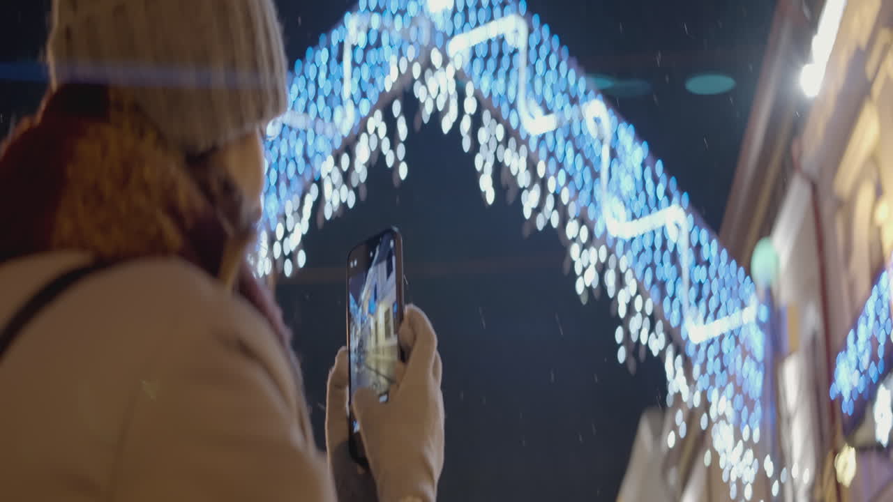 밤 에 크리스마스 조명 의 사진 을 찍는 것