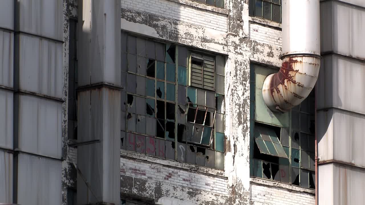 ventanas rotas de un edificio industrial en detroit, michigan