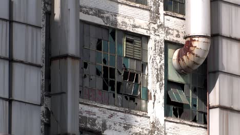 Zerbrochene-Fensterscheiben-Eines-Industriegebäudes-In-Detroit,-Michigan