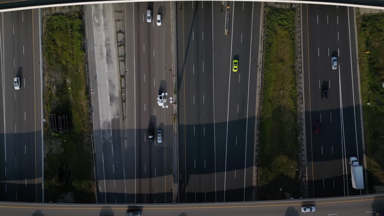 매일 출퇴근하는 동안 교통이 흐르는 고속도로 교차로의 공중 사진