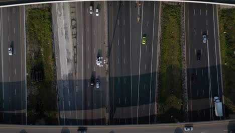 Vista-Aérea-De-Los-Cruces-De-Autopistas-Con-El-Tráfico-Que-Fluye-Durante-El-Viaje-Diario.