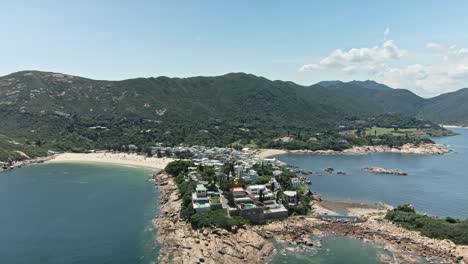 Vista-Aérea-De-4k-Del-Hermoso-Pueblo-De-Shek-O-Con-Playa-En-Hong-Kong