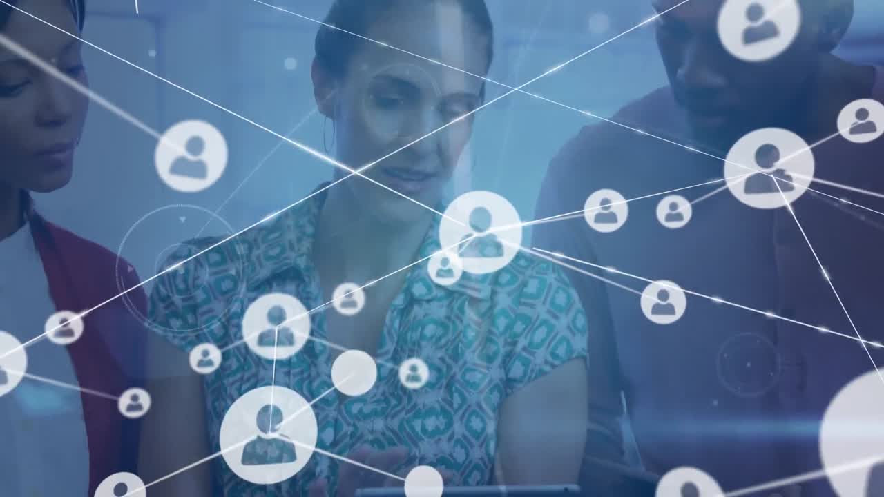 animación de la red de iconos de perfil sobre diversos colegas discutiendo en una tableta en la oficina