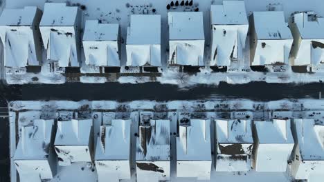 Vista-Panorámica-De-Los-Tejados-De-Las-Casas-Con-Nieve.