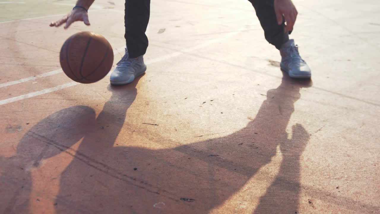 Palleggio di basket ripresa dal basso in tempo reale HD.
