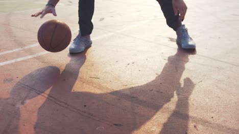 Dribbelnder-Basketball-Flachwinkelschuss-In-Echtzeit,-HD