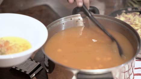 sirviendo sopa caliente de una olla