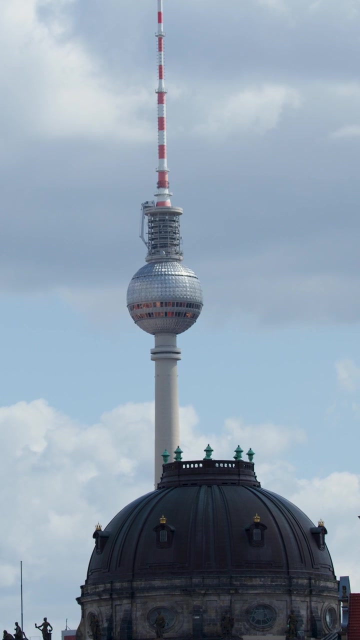 Tagschwenk vom historischen Bode-Museum zum Fernsehturm, Fluss und Stadtbild unter Wolken