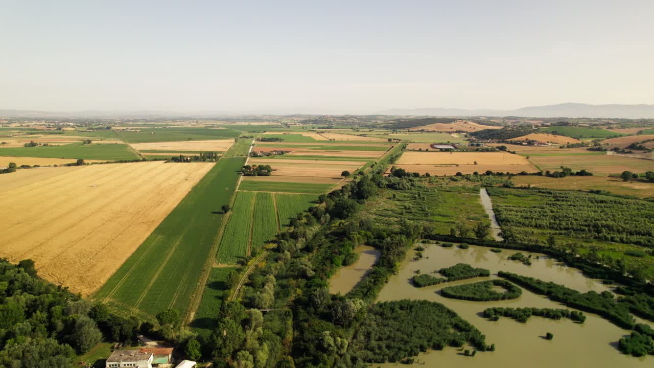 панорама сельскохозяйственных угодий вблизи природного заповедника озера монтепульчано в центральной италии