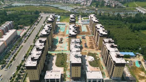 Antena-Sobre-Sitio-De-Construcción-Con-Apartamentos,-Paisaje-Urbano-En-Constante-Evolución-En-Huayin,-Una-Ciudad-Enclavada-En-El-Corazón-De-La-Provincia-De-Shaanxi,-China