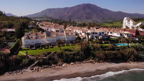 Vista-Panorámica-De-Casas-Y-Apartamentos-De-Vacaciones-Con-Paneles-Solares-En-Costa-Del-Sol,-Estepona,-España