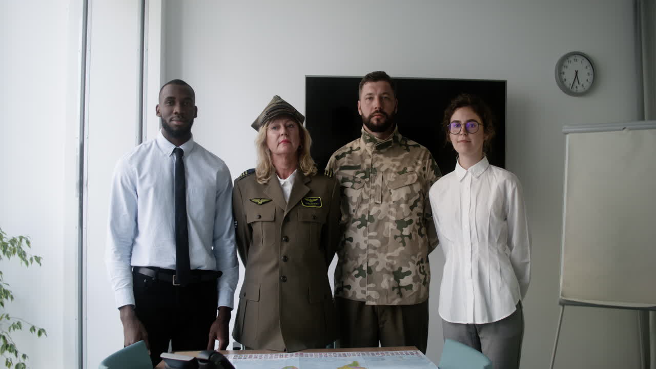 방에서 포즈를 취하는 사람들