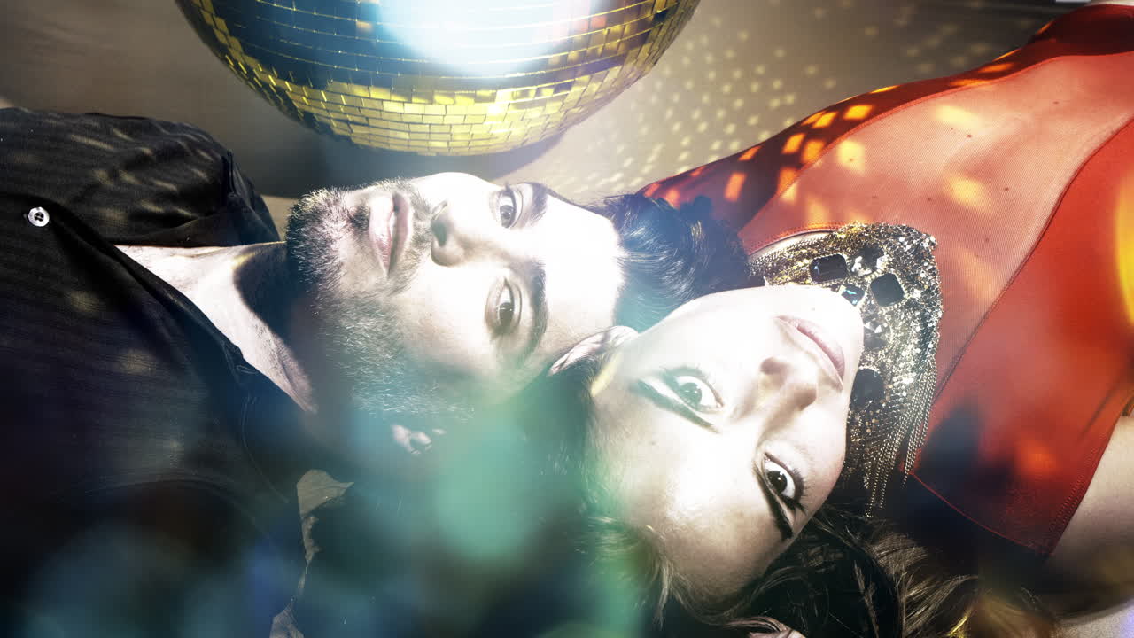 hombre y mujer en el piso 4k 12