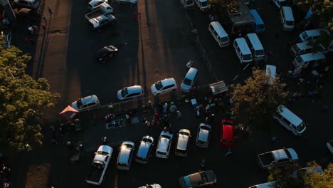 una toma de empuje con drones del tráfico de la ciudad en una concurrida terminal de autobuses en bulawayo, zimbabwe