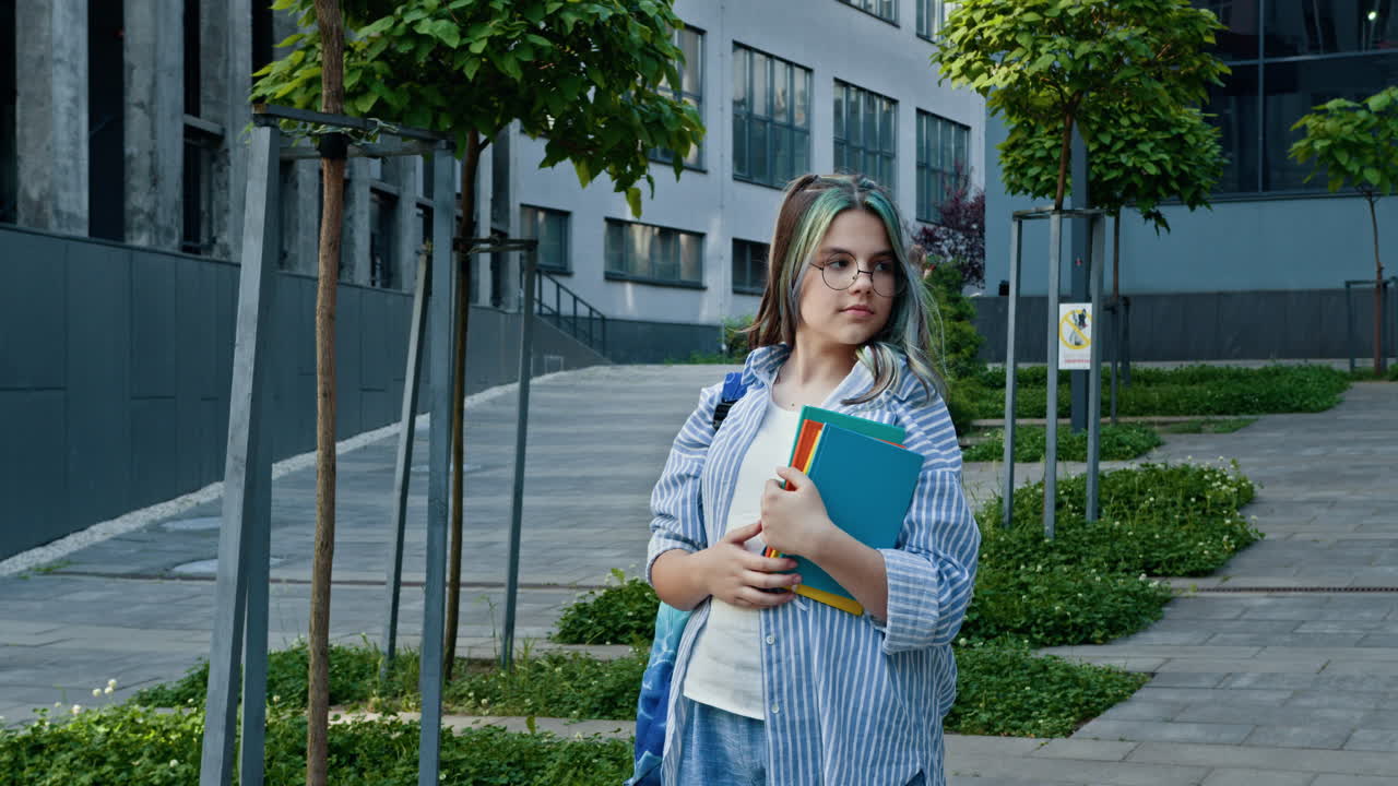 una adolescente en la escuela