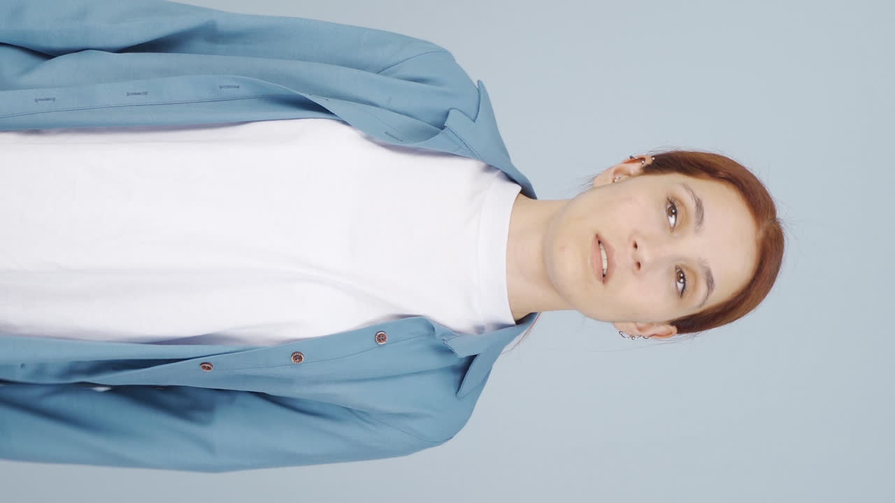 vídeo vertical de una mujer perdiendo el equilibrio, trastorno cerebral.