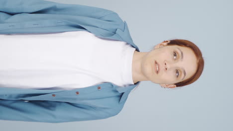 균형을 잃는 여성의 수직 비디오, 뇌 장애.