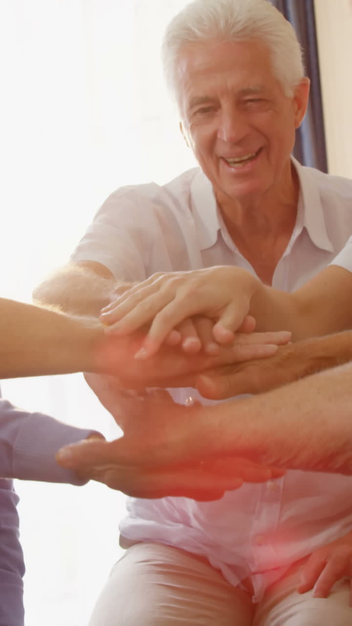 amigos mayores felices poniendo sus manos juntas