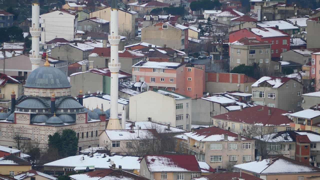 vista superior del paisaje urbano nevado en estambul por la noche