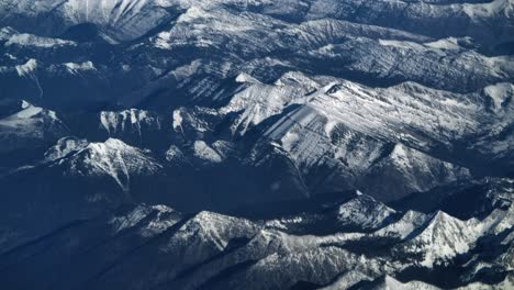 Paisaje-Montañoso-Con-Cimas-De-Montañas-Cubiertas-De-Nieve---Antena-Alta