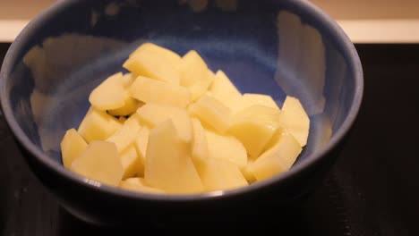 rebanadas de papas frescas crudas en un tazón listo para freír