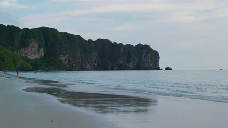 Imágenes-De-Paisajes-Cinematográficos-De-4k-De-La-Hermosa-Playa-De-Ao-Nang-En-Krabi,-En-El-Sur-De-Tailandia-Durante-La-Puesta-De-Sol