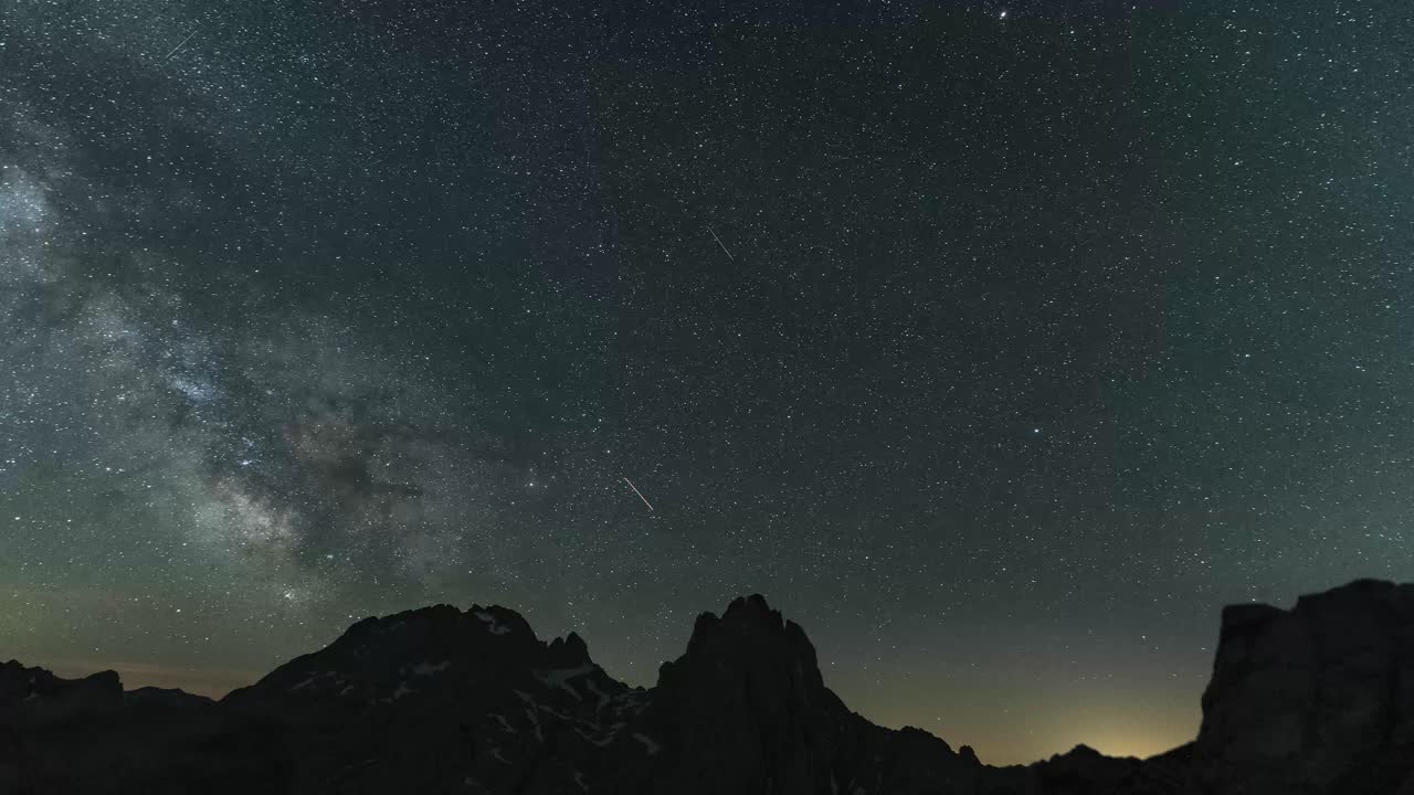 vía láctea y cielo nocturno estrellado sobre montañas rocosas en collado jermoso en el parque nacional picos de europa en león, españa