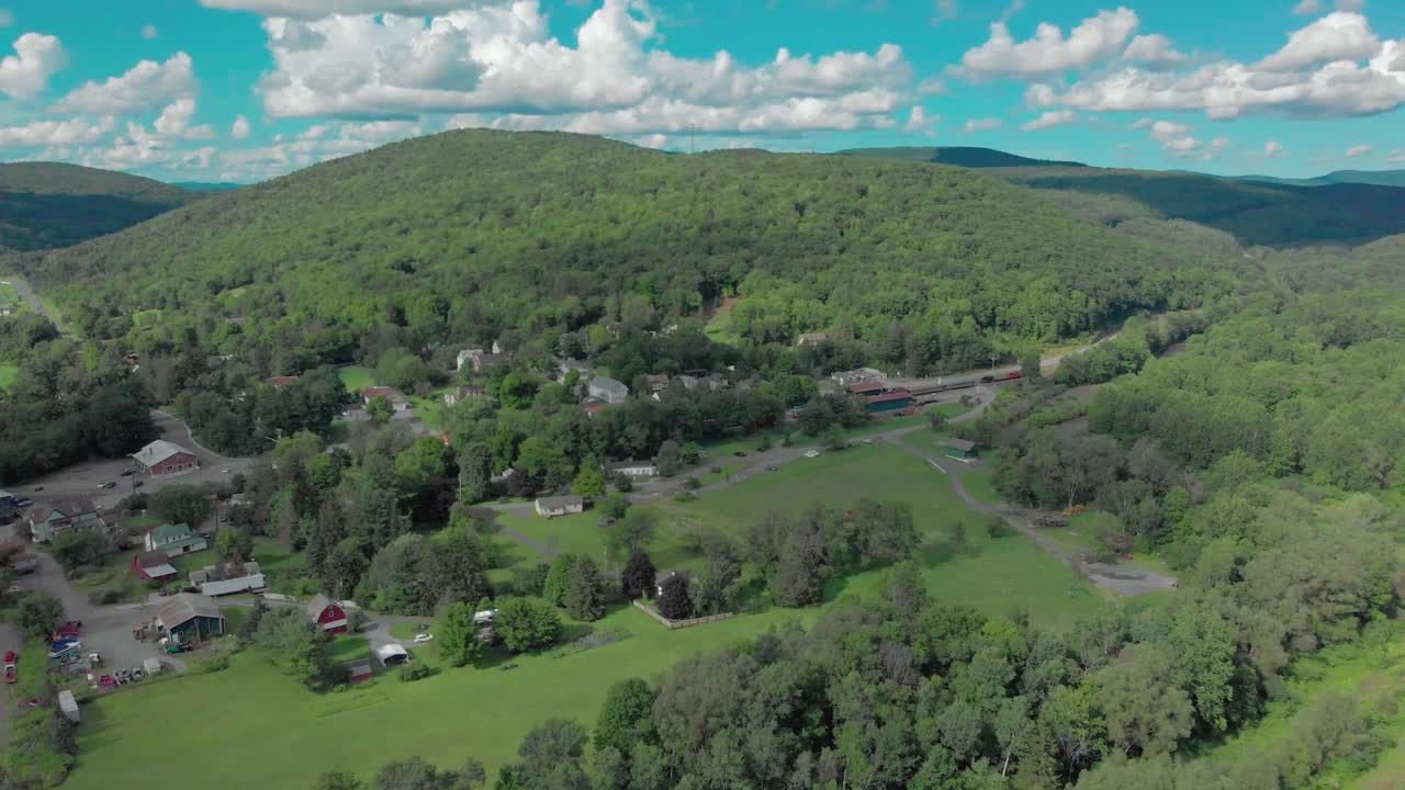 largo descenso de drones en un valle con un pueblo de montaña en las montañas catskill del estado de nueva york