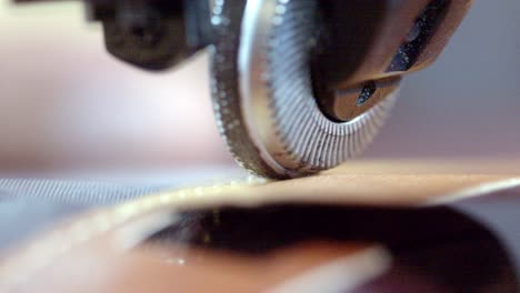 operaciones sistemáticas de la fábrica, material de cuero, costura de productos
