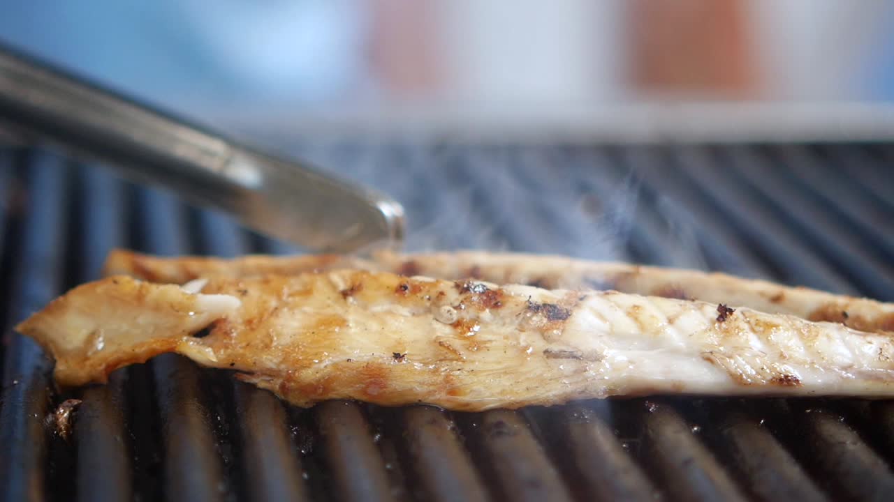 바베큐 에 긴 물고기