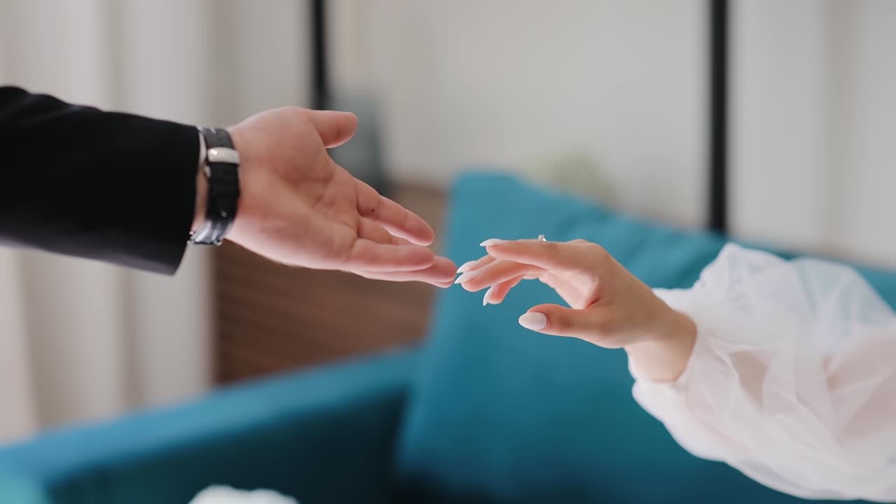 primer plano, de, dos manos, conmovedor, puntas de los dedos