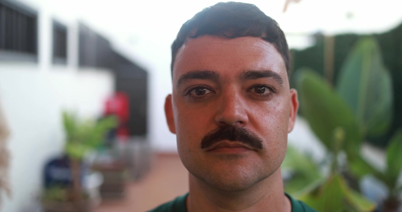 Retrato en primer plano de un joven con bigote