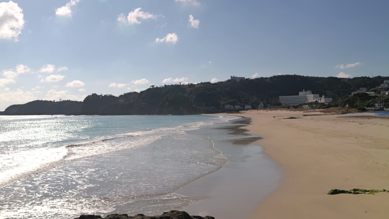 amplia playa de arena abierta sin gente - vista cerrada