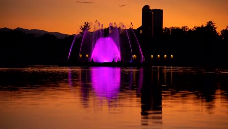 Fuente-De-Agua-Iluminada-En-Cámara-Lenta-Contra-Un-Fondo-Del-Horizonte-De-Denver