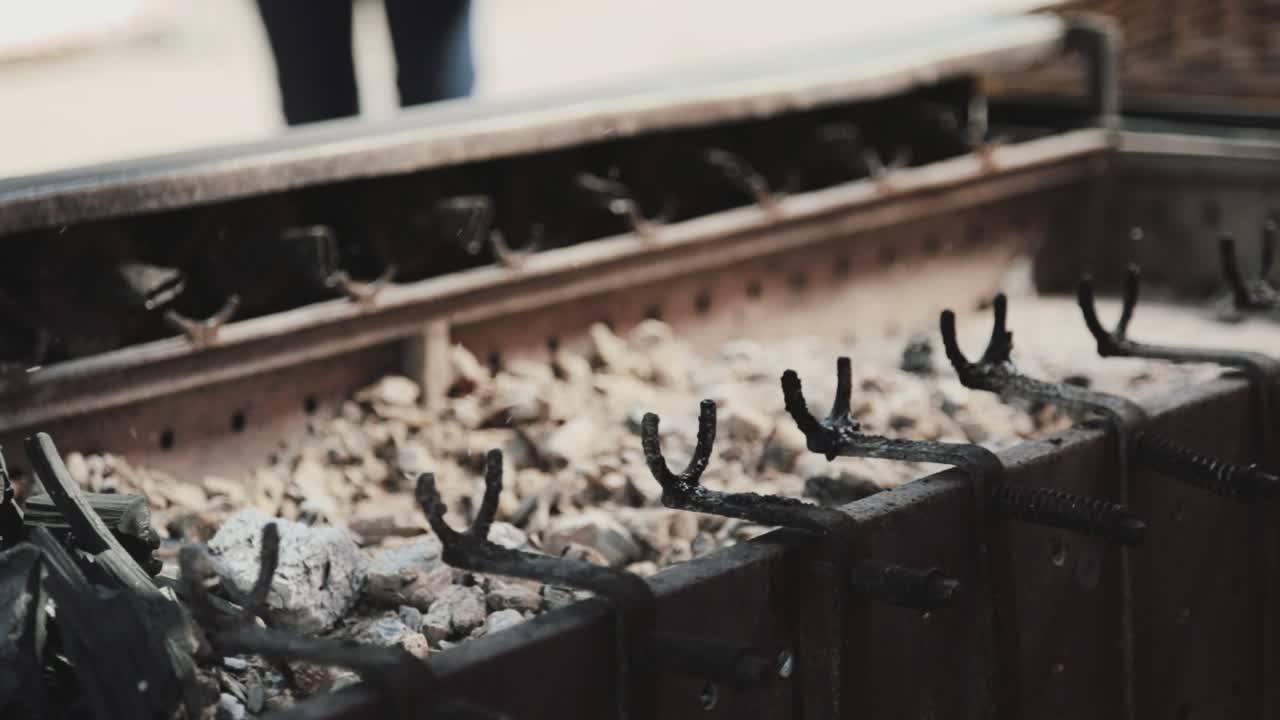 회전식 헝가리 굴뚝 케이크 오븐에서 역 초점 순간