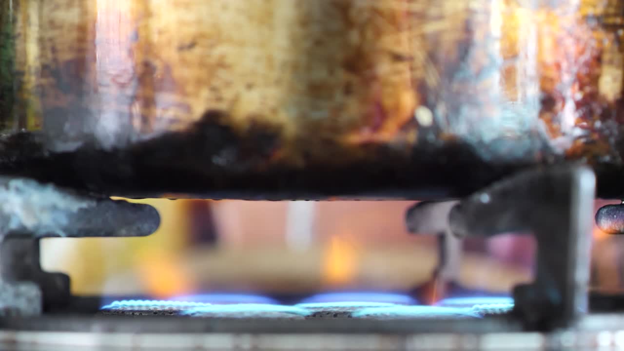 부에서 가스 스토브에서 가스 연소를 열었습니다.