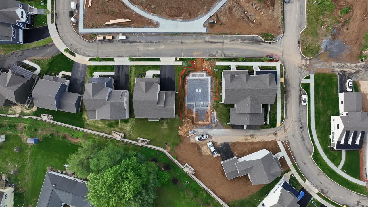 Drone footage of a suburban American neighborhood under development. New homes, construction sites and clean streets reflect modern residential growth in the United States.