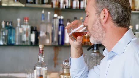 hombre de negocios con un vaso de whisky