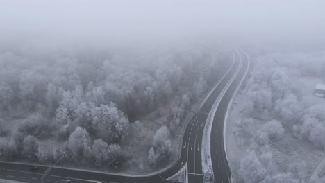 Landstraße-In-Verschneiter-Winterlandschaft-Der-Nordischen-Landschaft---Antenne