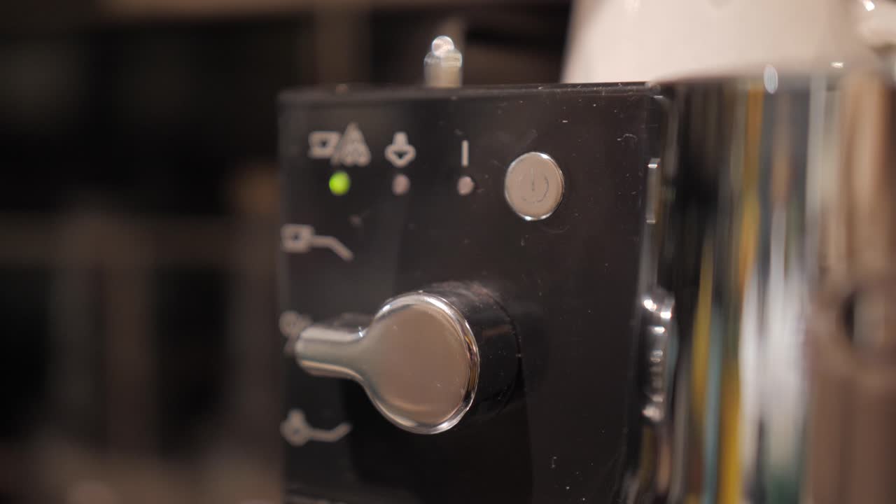 커피 머신을 미리 가열하기 위해 켜는 버튼을 누르면