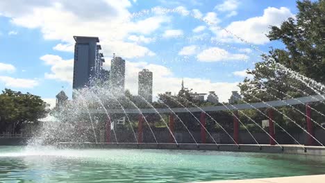 Sprühwasser-Aus-Einem-Brunnen-Im-Park-Von-Paris,-Mokong,-Yangcheon-gu,-Seoul,-Südkorea