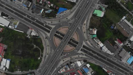 vista de arriba de la autopista, el tráfico vial una infraestructura importante en tailandia