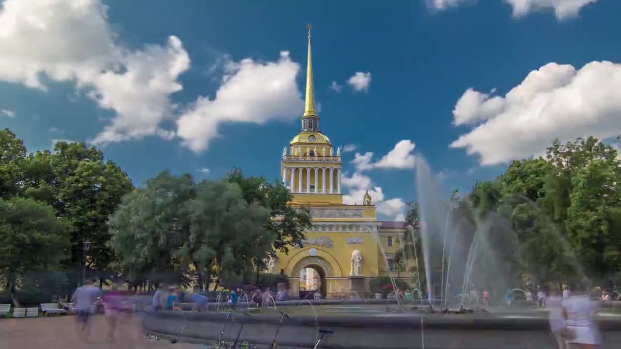 A fonte na entrada principal do edifício do Almirantado, timelapse hyperlapse, dia de verão ensolarado em São Petersburgo. Pessoas passeiam.