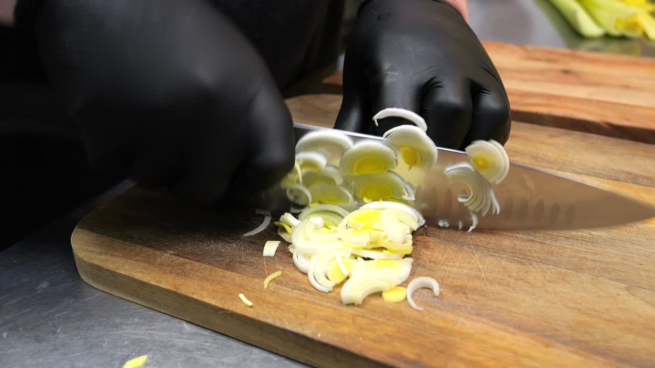 나무 절단판에 은 조각으로 을 잘라내는 것