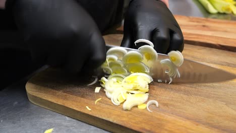 cortar los puerros en rebanadas delgadas en una tabla de cortar de madera