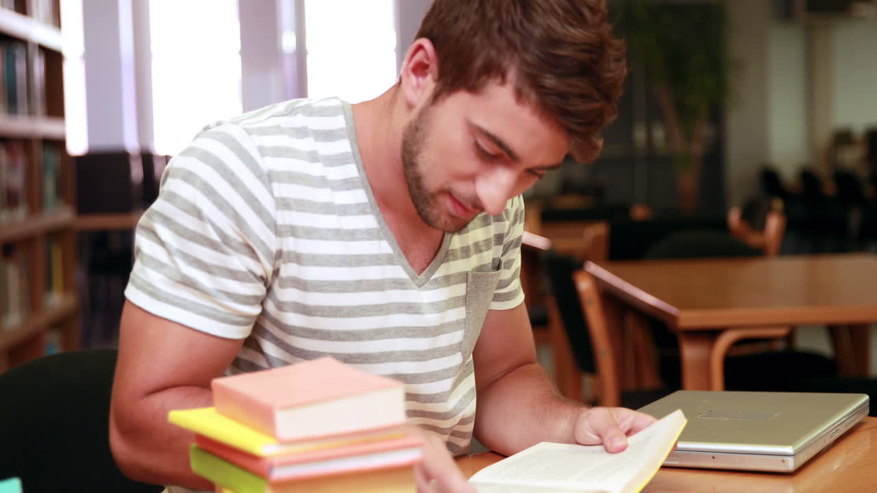 estudiante dormido despertando