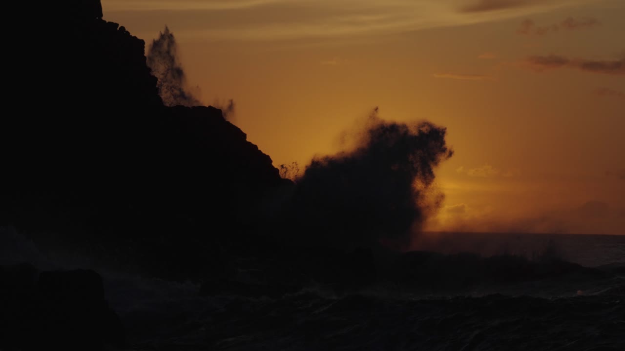 cámara lenta extrema de hermosas olas del océano chocando contra kaiaka rock molokai hawaii 6